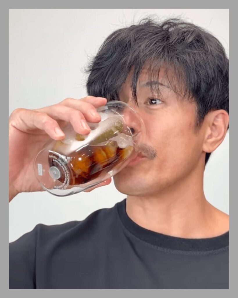 コーラを飲む　伊藤英明